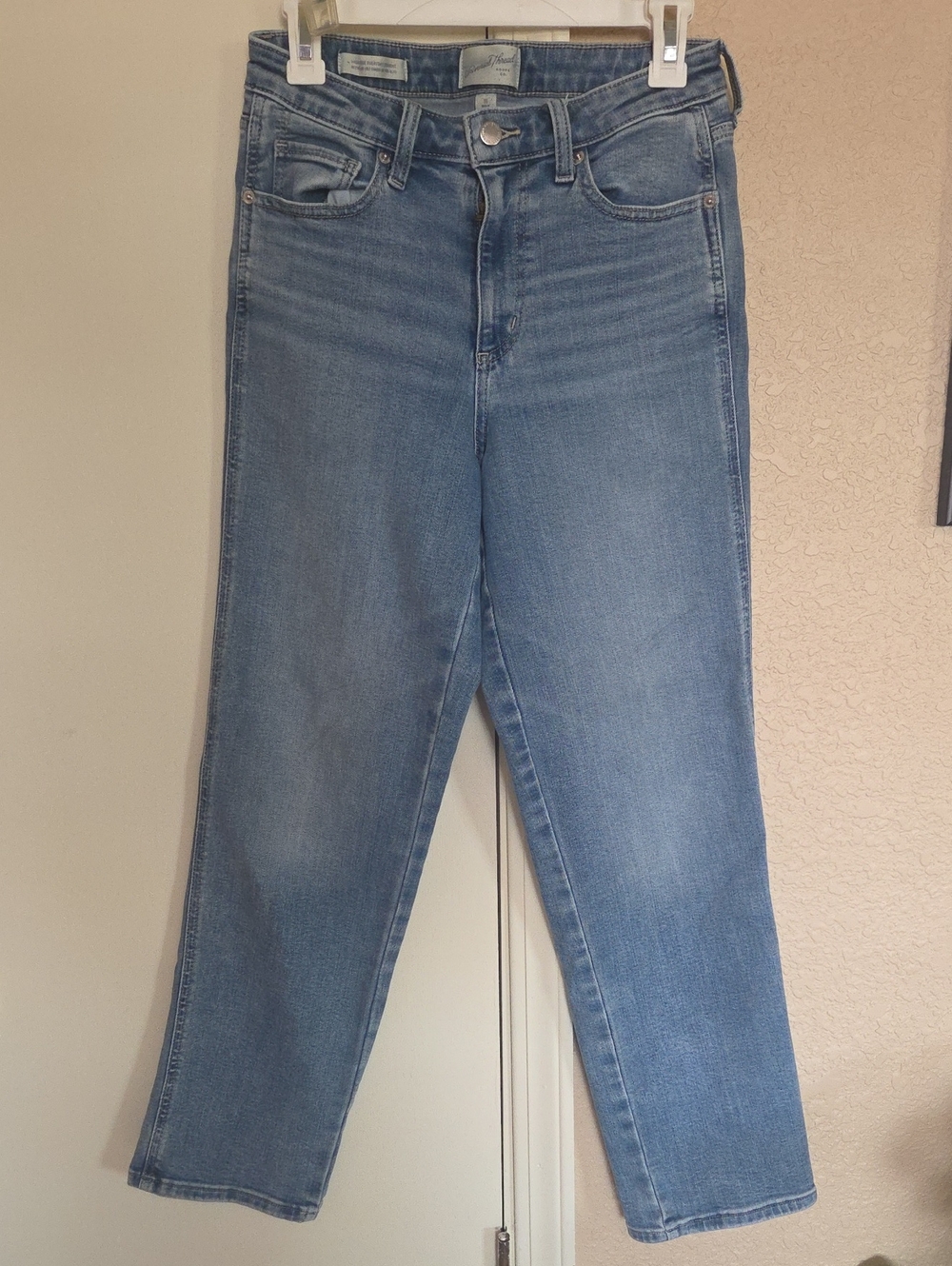 Universal Thread Women's Straight Leg Jeans in Light Blue Wash